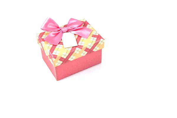 Caja Regalo Navidad Rosa Con Lazo Rosa Etiqueta Blanca Aislada —  Fotos de Stock