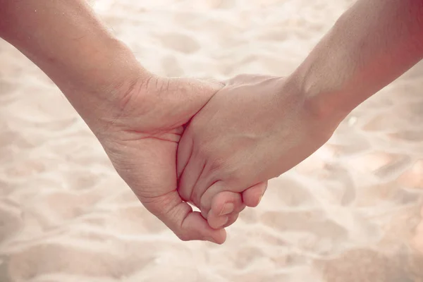 恋人は砂の波とビーチで手を握るヴィンテージスタイル — ストック写真