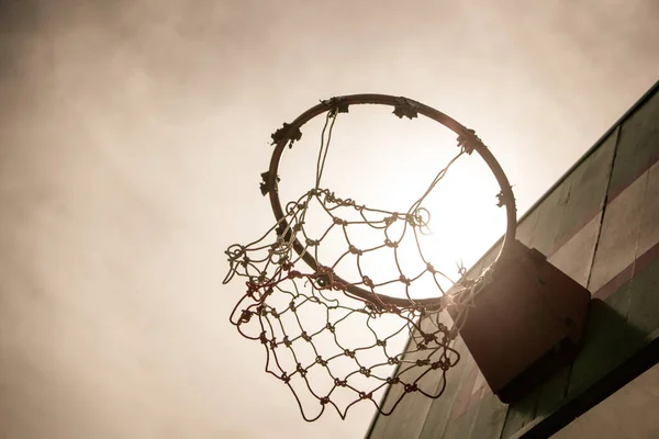 Eski Moda Tahta Basketbol Potası Günbatımının Altında Hedefi Vurmak Demek — Stok fotoğraf