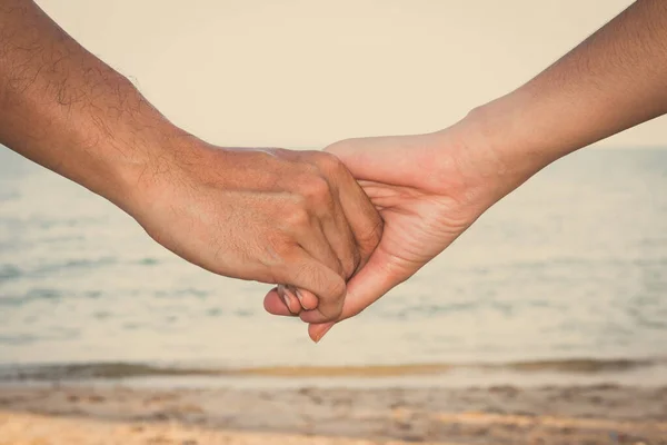 Primer Plano Pareja Cogida Mano Con Cielo Playa Fondo Arena — Foto de Stock