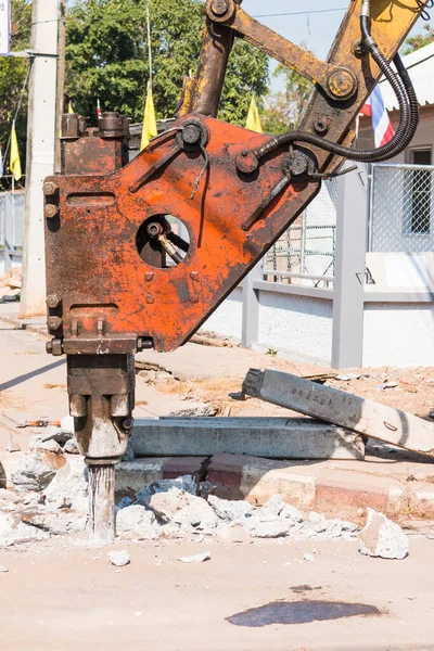 Máquina Martelo Pneumático Broca Quebrando Concreto Asfáltico Estrada Dia Quente — Fotografia de Stock