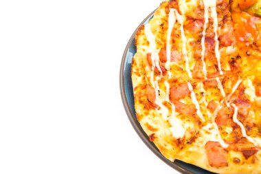 Sebzeli lezzetli pizza, beyaz arka planda izole edilmiş tavuk.