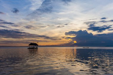 Sunset Arkaplan ile sette yüzen ev