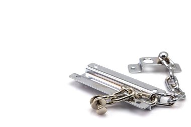 Paslanmaz çelik kapının beyaz arka planda izole edilmiş bir parçası.