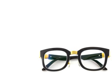 Beyaz zemin üzerinde siyah ve altın gözlük izole