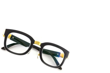 Beyaz zemin üzerinde siyah ve altın gözlük izole