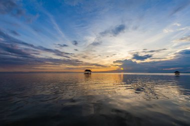 Gün batımında Suda yüzen Pontoon 'u sustur