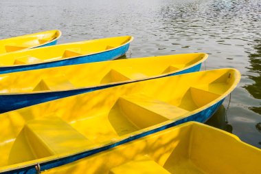 Parktaki sarı tekne bağlantısı.