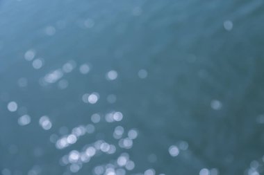 Mavi deniz suyu arka planı bozar.