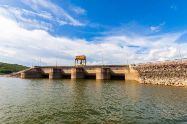 Su dolu baraj duvarı, Tayland