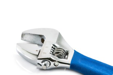 Beyaz arkaplanda mavi saplı Gümüş Metal Maymun Anahtarı