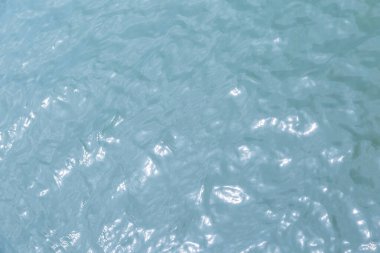 Mavi deniz suyu yüzeyi arka plan doğa