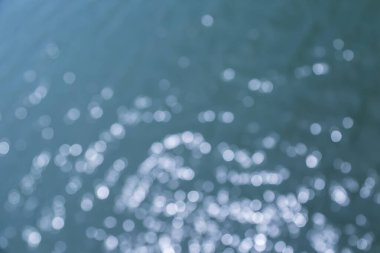 Mavi deniz suyu arka planı bozar.