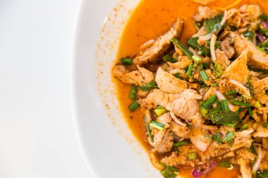 Tayland mutfağı baharatlı domuz salatası, Vietnam Tok Moo beyaz arka planda