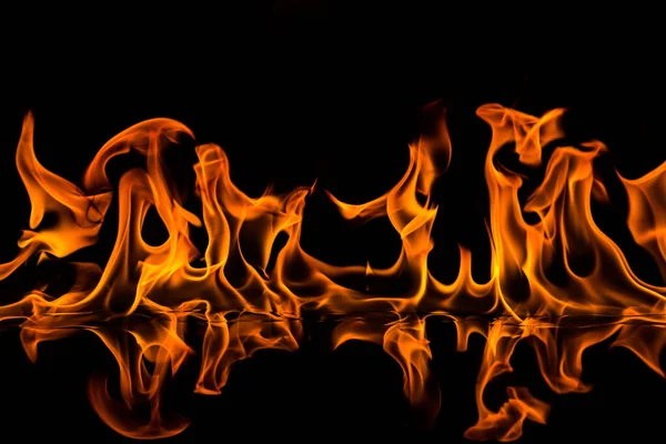 Flammen Auf Schwarzem Hintergrund — Stockfoto