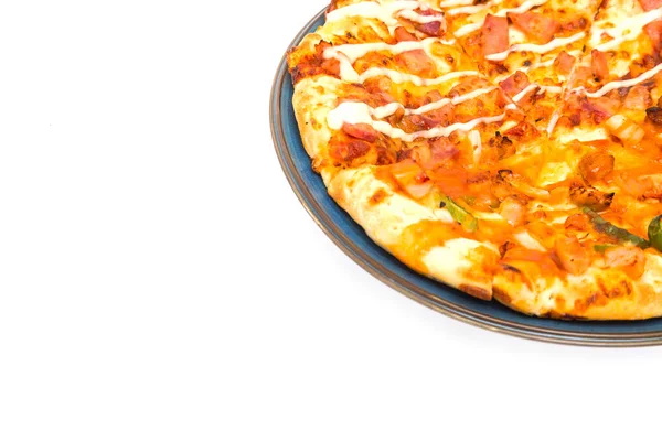 Вкусная Пицца Овощами Курица Белом Фоне — стоковое фото