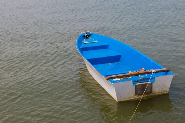 Velho Barco Azul Branco Uma Praia — Fotografia de Stock