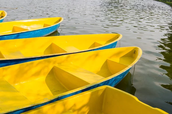 Gele Boot Correleren Het Park — Stockfoto