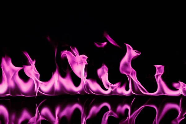 黑色背景下的粉色火焰 — 图库照片