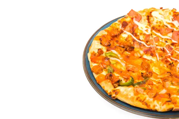 Вкусная Пицца Овощами Курица Белом Фоне — стоковое фото
