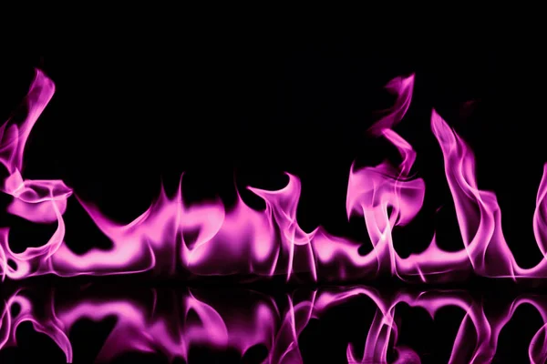 Vaaleanpunainen Tulipalo Liekit Mustalla Taustalla — kuvapankkivalokuva