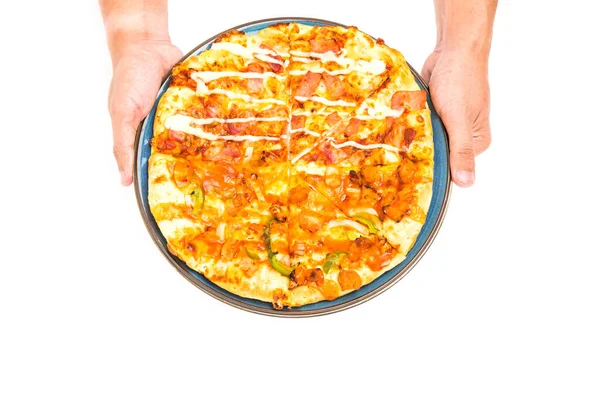 Dwie Ręce Przyślij Pyszną Włoską Pizzę Biało — Zdjęcie stockowe