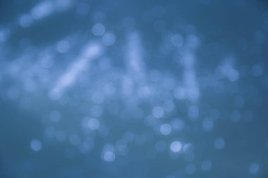 Su üzerindeki ışıklar mavi bokeh arkaplan
