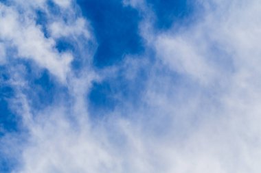 Mavi gökyüzünde beyaz kabarık bulutlar