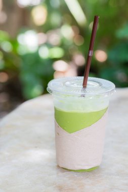 Yeşil arka planda kibrit yeşil çay içeceği