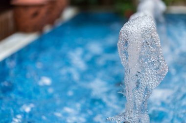 Havuzdaki çeşmeyi kapat.