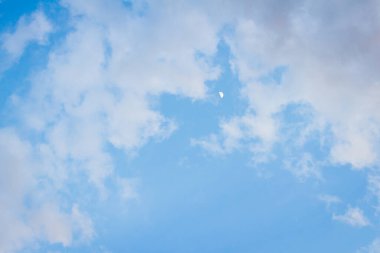 Mavi ve altın sarısı bulutlar ay batımında arka planda