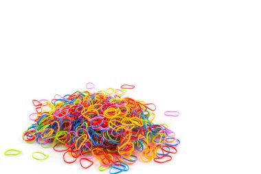 Beyaz arkaplanda izole edilmiş renkli lastik bant