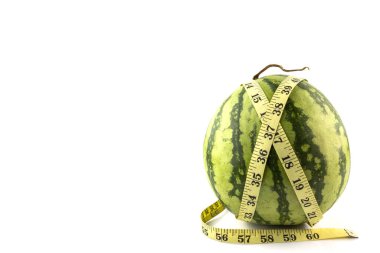 Diyet kavramı. Beyaz arka planda izole edilmiş mezura ile taze yeşil kavun.