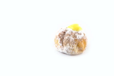 Beyaz arka planda şekerli, kabuklu çöreklere yakın çekim