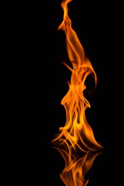 Siyah arkaplanda yansıması olan ateş alevleri