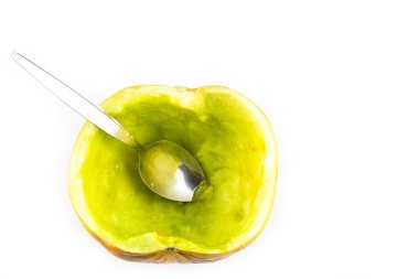 Beyaz arka planda kaşıklı olgun kavun dilimi