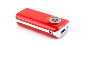 Kırmızı güç bankası beyaz arkaplanda izole edildi