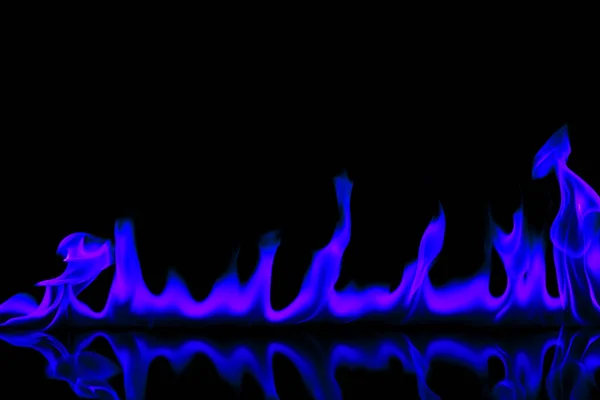 Siyah Arkaplanda Mavi Yangın Alevleri — Stok fotoğraf