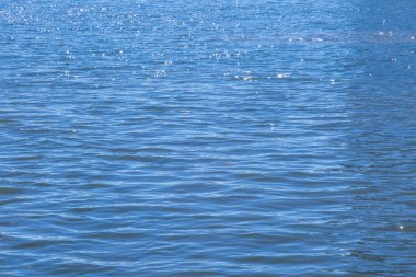 Su arkaplanındaki yansımalardaki mavi ve beyaz renk desenleri