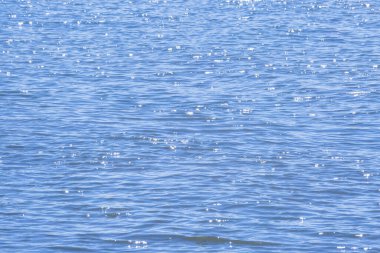 Su arkaplanının yansımalarında mavi ve beyaz renk desenleri