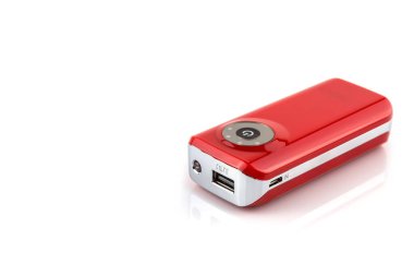 Kırmızı güç bankası beyaz arkaplanda izole edildi