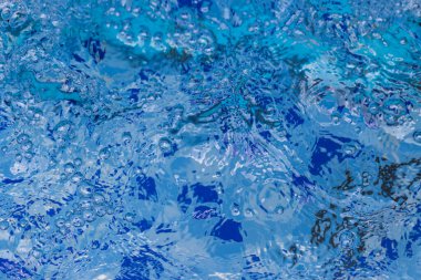 Mavi arkaplanda su dalgaları kabarcıkları