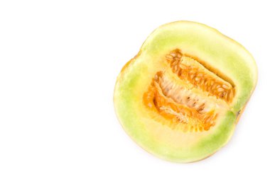 Kavun, beyaz arkaplanda yarı izole edilmiş olarak kesildi