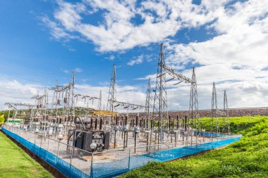 Elektrik şalterleri ve kopukluları olan yüksek voltajlı alt istasyonun bir parçası, Tayland