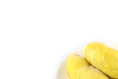 Durian meyvesi beyaz arkaplanda izole edilmiş beyaz bir tepsiye konur