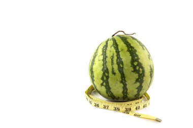 Diyet kavramı. Beyaz arka planda izole edilmiş mezura ile taze yeşil kavun.