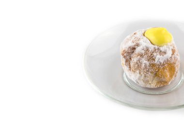 Beyaz arka planda şekerli, kabuklu çöreklere yakın çekim