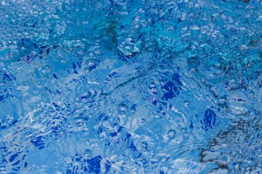 Mavi arkaplanda su dalgaları kabarcıkları