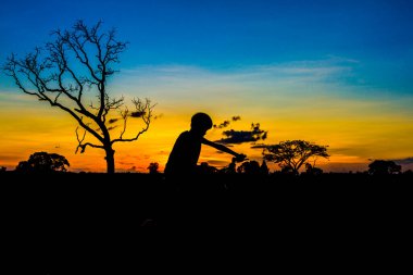 Gün batımında gökyüzü arka planında dağ bisikleti silueti