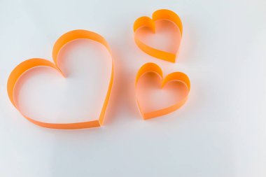 Kağıt sanatının kalbinin beyaz arka planda izole edilmiş arkaplan resmi